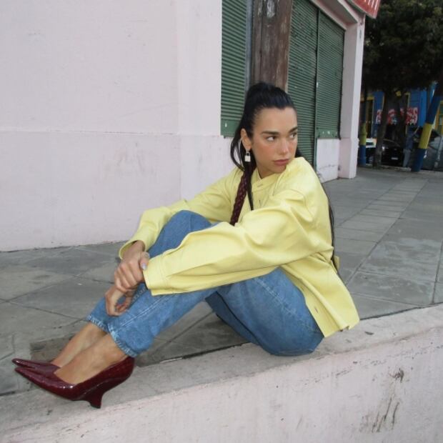 Dua Lipa elige el amarillo para lucir un conjunto ideal para el cambio de estación