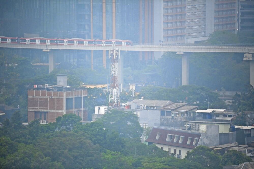 Un tren viaja en medio de la neblina debido a la contaminación del aire en Yakarta. Indonesia, está entre los países con niveles de emisiones más elevados en 2022 en comparación con 2019. Foto: AFP
