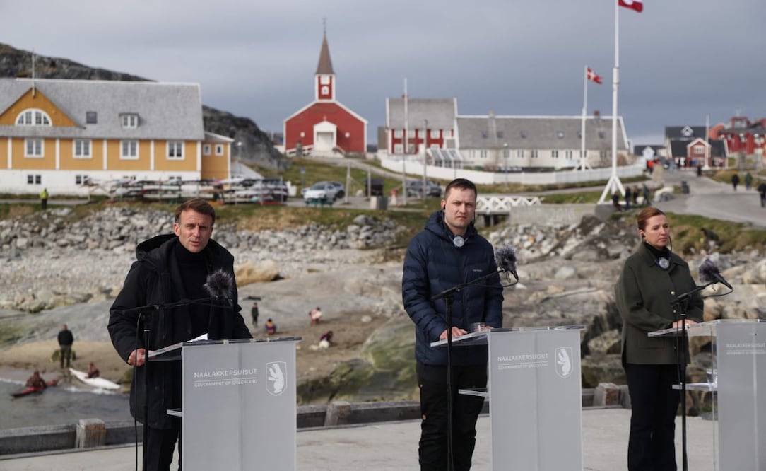 El presidente francés, Emmanuel Macron, el primer ministro de Groenlandia, Jens-Frederik Nielsen, y la primera ministra danesa, Mette Frederiksen, asisten a una rueda de prensa conjunta en Nuuk, Groenlandia, el 15 de junio de 2025. Foto: AFP