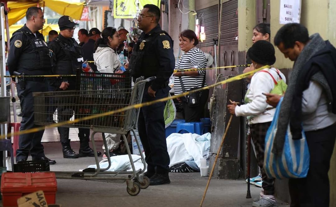 Un hombre de 52 años de edad murió tras ser atacado a balazos en el Eje 3 Sur Morelos y Sur 75-A, en la colonia Artes Gráficas, alcaldía Venustiano Carranza. | Foto: Valente Rosas.