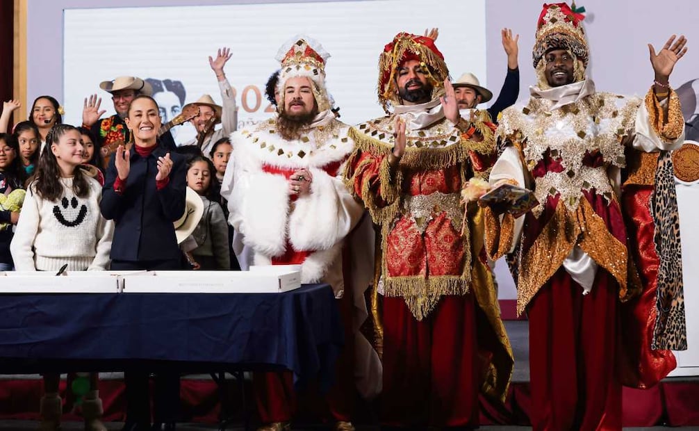 Los tres Reyes Magos, Melchor, Gaspar y Baltasar llegaron con sorpresas para los niños que acudieron a la conferencia presidencial en el Salón Tesorería. Foto: Carlos Mejía / EL UNIVERSAL