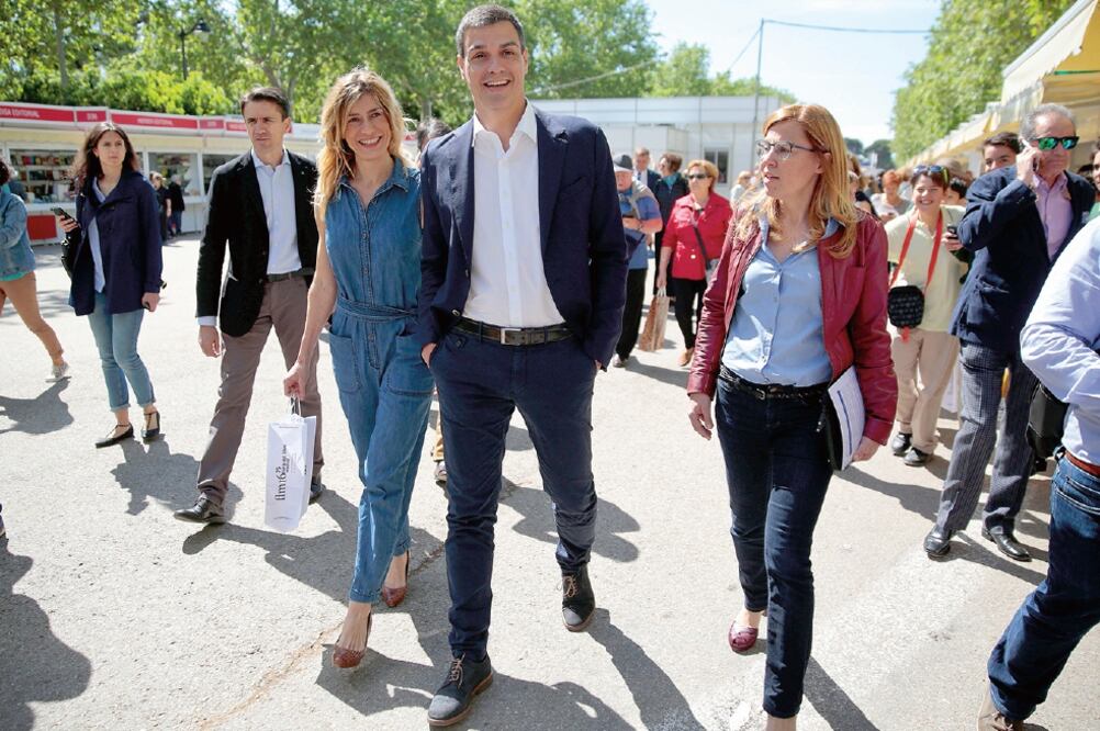 Pedro Sánchez y su esposa, en Madrid (ANDREA COMAS. REUTERS)