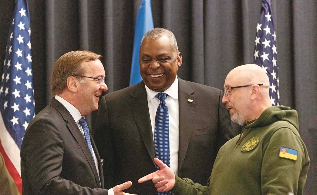El ministro de Defensa de Alemania, Boris Pistorius; el jefe del Pentágono, Lloyd Austin (cen.), y el ministro de Defensa de Ucrania, Oleksii Reznikov. Foto: Andre Pain/ AFP