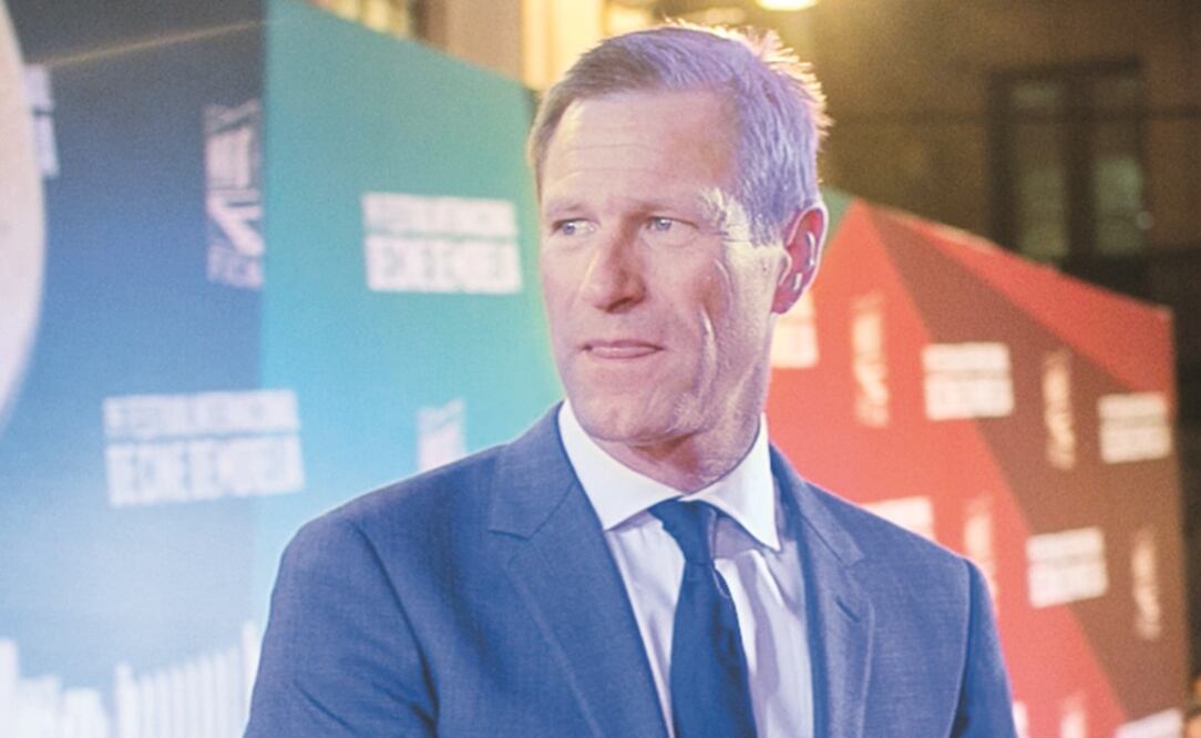 Aaron develó una butaca con su nombre en Cinépolis Centro (ARMANDO SOLÍS. EL UNIVERSAL)