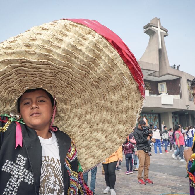 El niño Cristopher Gómez llegó al templo Mariano junto con otros danzantes; pidió que no se acaben este tipo de tradiciones. (JUAN CARLOS REYES. EL UNIVERSAL)
