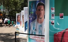 Messi, Ronaldo, Maradona y ¿Rocha Moya?; pegan estampas de políticos acusados por EU en exposición del Mundial 