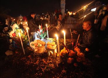 Con música y cena, velan a difuntos en panteón de San Pablo, Toluca