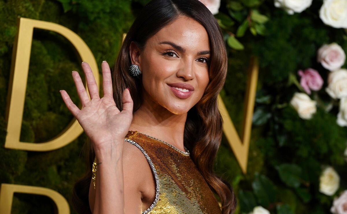 Golden Globes 2025: Eiza González impacta con vestido dorado