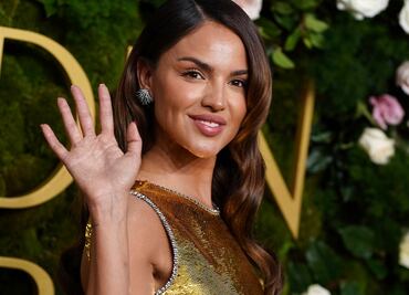 Golden Globes 2025: Eiza González impacta con vestido dorado
