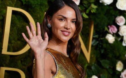 Golden Globes 2025: Eiza González impacta con vestido dorado