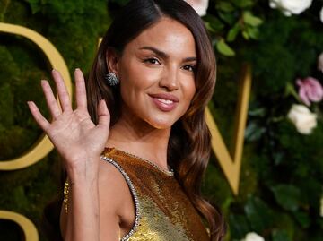 Golden Globes 2025: Eiza González impacta con vestido dorado