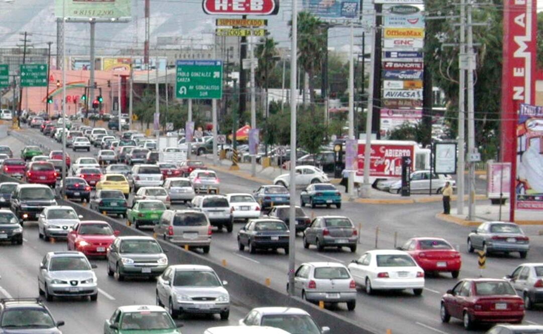 El reglamento de tránsito de la zona metropolitana de Nuevo León prohíbe la circulación de unidades de doble remolque (Foto: Archivo/El Universal)