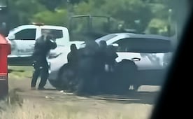 Policías municipales de Buenavista, Michoacán, dan golpiza a conductor por negarse a darles "la cuota"; hecho queda grabado en video