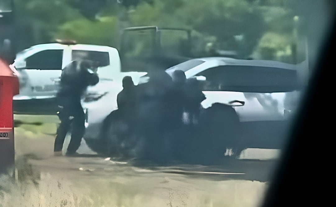 Elementos de la Policía Municipal de Buenavista, Michoacán, golpearon al conductor de un camión de carga. 19/09/2026. | Foto: Captura de pantalla del video.