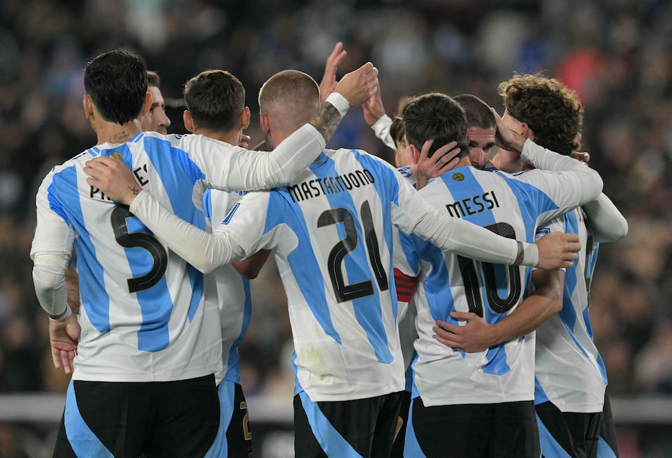 Selección de Argentina en festejo de gol, durante las eliminatorias sudamericanas para el Mundial de 2026 - Foto: AFP