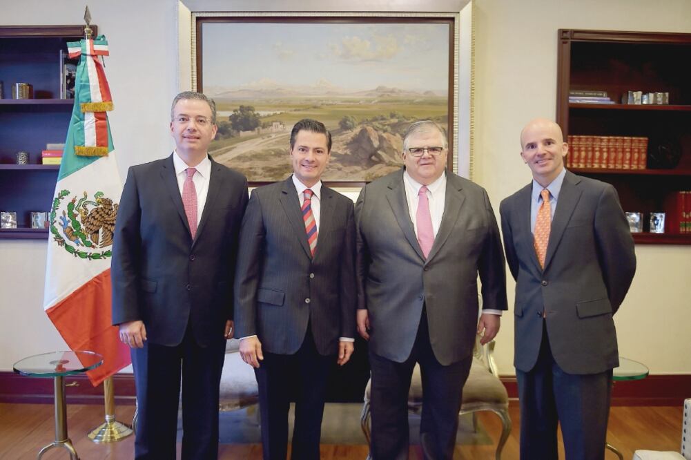 Alejandro Díaz de León, gobernador entrante de Banxico, junto al presidente Enrique Peña Nieto, Agustín Carstens y José Antonio González Anaya. (PRESIDENCIA)