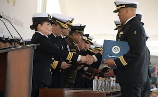 Se gradúan 58 médicos y enfermeras de la Semar; almirante Escamilla Cázares reconoce importancia de los especialistas