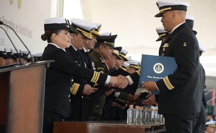 Se gradúan 58 médicos y enfermeras de la Semar; almirante Escamilla Cázares reconoce importancia de los especialistas