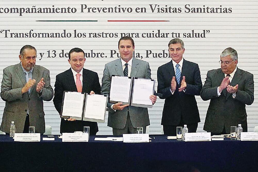 Rafael Moreno Valle (centro) junto a Mikel Arriola (a su derecha) en la firma del convenio, este último destacó los indicadores de seguridad sanitaria de Puebla (ESPECIAL)
