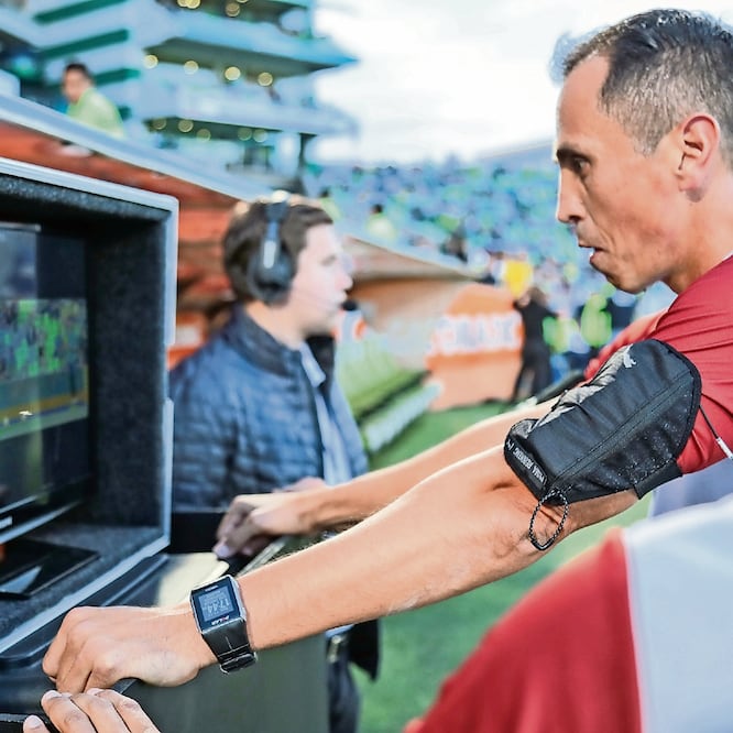 Los silbantes han tomado malas decisiones, al dejarse influenciar por quienes manejan el video arbitraje.  FOTOS. IMAGO7