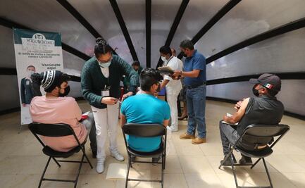 Sin importar las largas filas, rezagados buscan vacunarse contra Covid-19 en Edomex