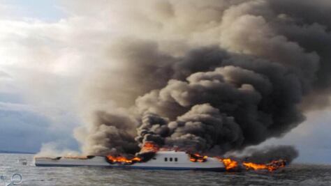 Rescatan a 12 turistas de un yate incendiado en Baja California Sur