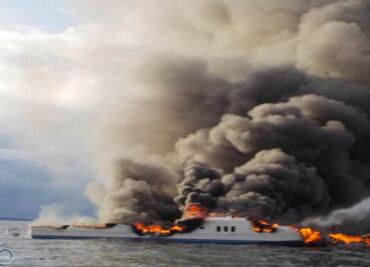 Rescatan a 12 turistas de un yate incendiado en Baja California Sur