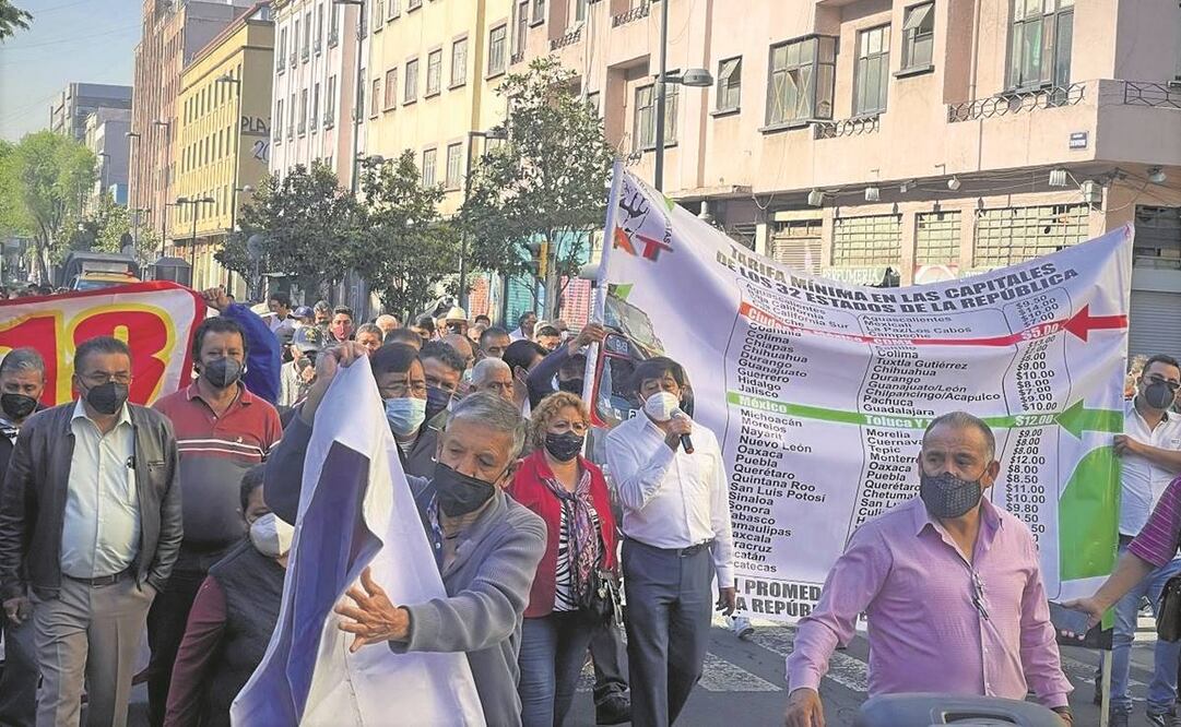 Concesionarios del transporte público marcharon por el Centro Histórico para exigir un aumento en la tarifa del pasaje. Foto: Especial