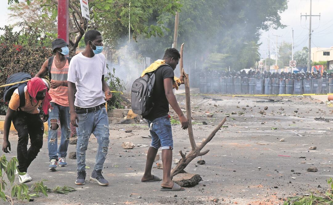 Migrantes africanos y haitianos arrojaron piedras, botellas, palos y diversos objetos contra los agentes, quienes respondieron con golpes. Fotos: María de Jesús Peters/ EL UNIVERSAL