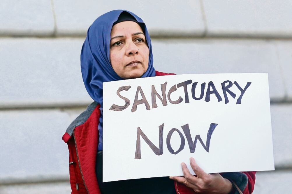Una mujer protesta en San Francisco contra los esfuerzos de la administración Trump contra las ciudades santuario, en esta imagen de enero. (AP)