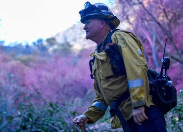 ¿Cómo combaten el fuego en Los Ángeles?; polvo rosa en medio de la desesperación por los incendios en California