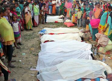 Mueren 50 personas por consumir alcohol adulterado en India