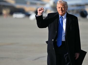 Trump firma decretos que imponen aranceles al acero y aluminio; analiza imponer impuestos a autos y chips informáticos