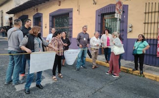 Estallan protestas de trabajadores de salud en Veracruz; les entregan bono navideño en tarjetas de consumo