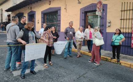 Estallan protestas de trabajadores de salud en Veracruz; les entregan bono navideño en tarjetas de consumo
