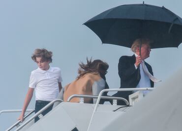Video. Trump se cubre con paraguas mientras Melania y su hijo se mojan