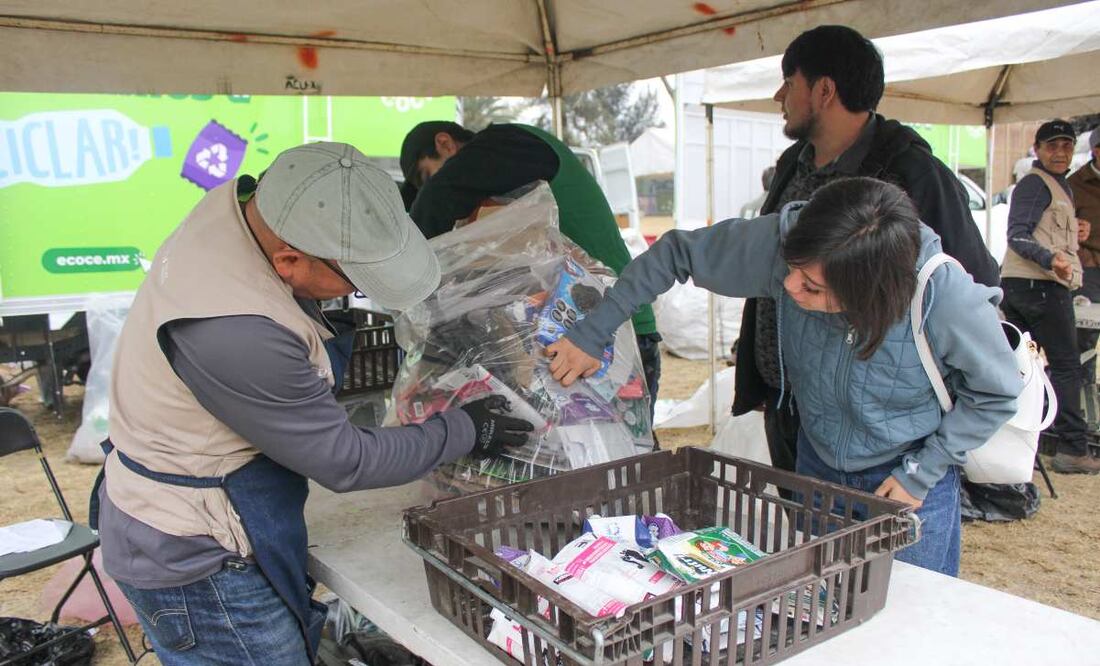 Decenas de personas acudieron con bolsas llenas de papel, plástico o cartón para intercambiarlo por plantas, verdura o por vales. Foto: Darío Luna/ EL UNIVERSAL
