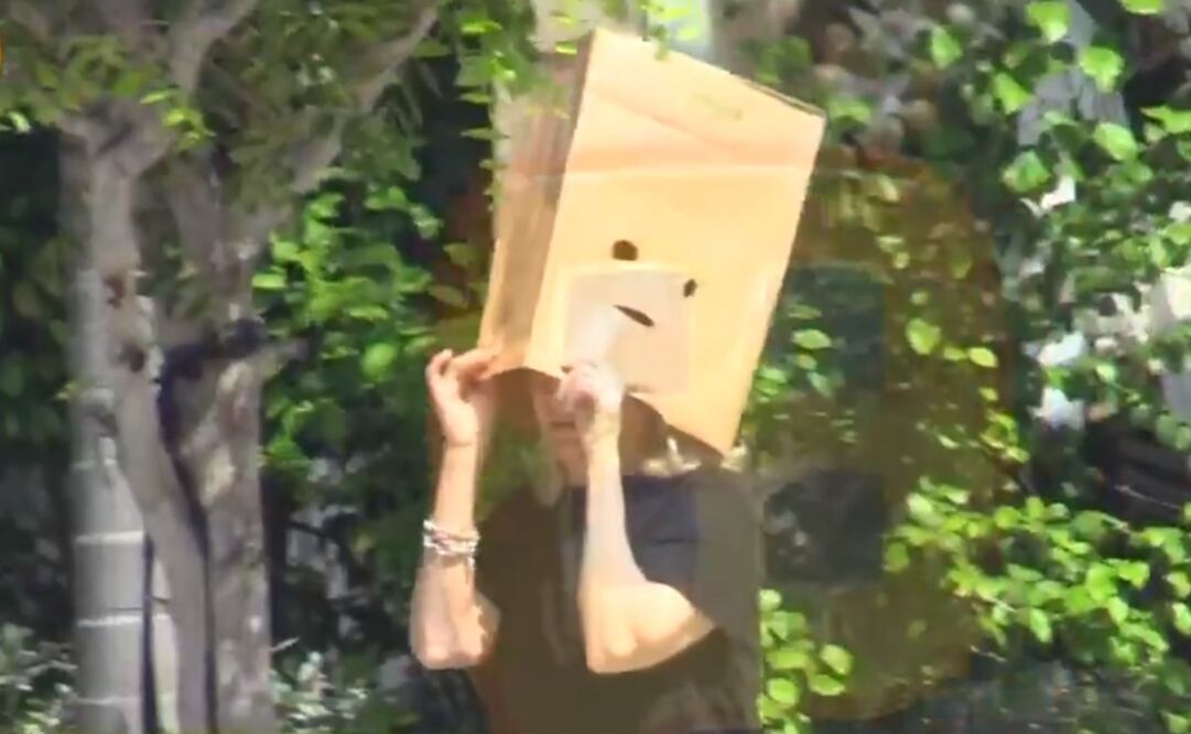 Sara Salazar salió a tirar la basura; se mantiene en luto. Foto: Captura video