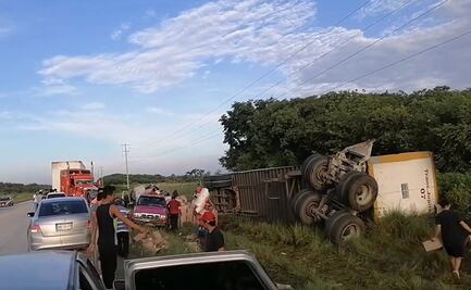Vuelca tráiler cargado con galletas y pobladores realizan rapiña en Campeche