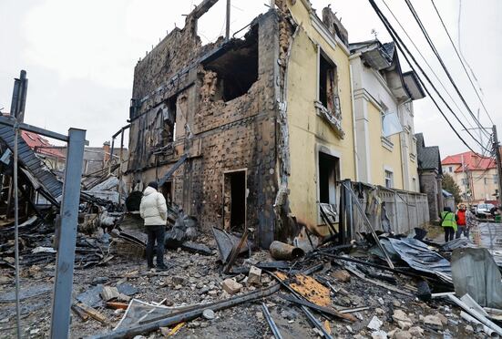 Ucranianos inspeccionan los daños tras un ataque ruso contra un edificio en Kiev. El conflicto seguirá siendo un tema clave este 2026. Foto: de EFE