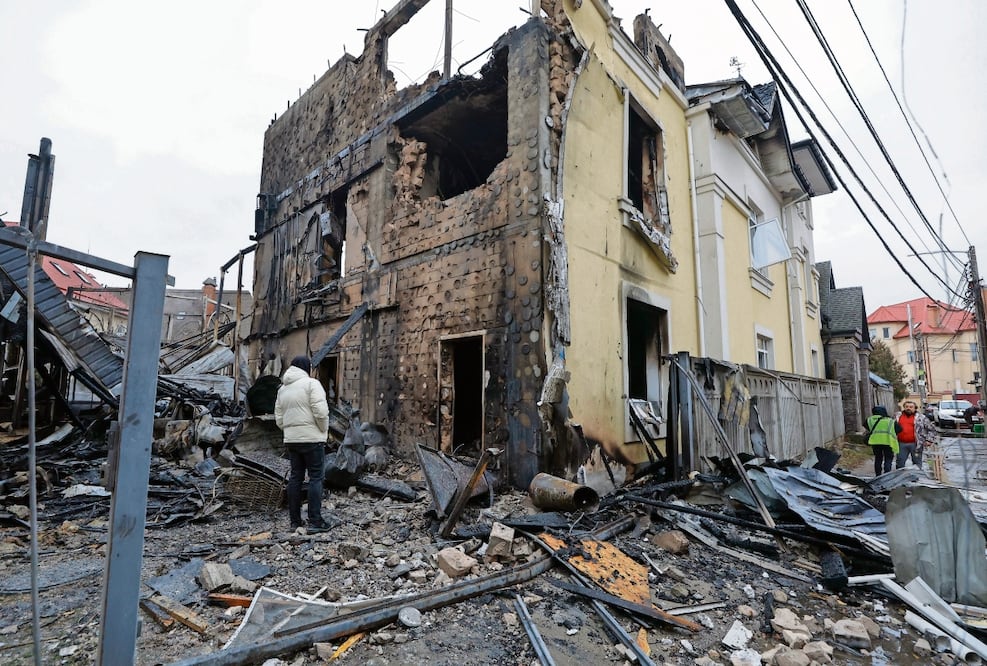 Ucranianos inspeccionan los daños tras un ataque ruso contra un edificio en Kiev. El conflicto seguirá siendo un tema clave este 2026. Foto: de EFE