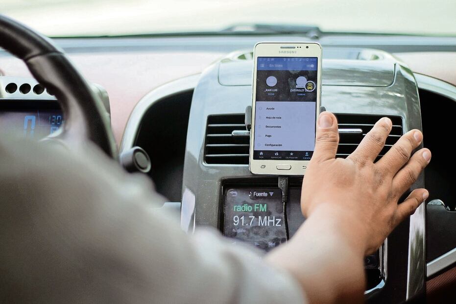 Los operadores deben respetar los niveles de 68 decibeles en la música que escuchan. Foto: EL UNIVERSAL