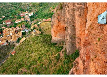 ¿Dormirías colgado en el precipicio?