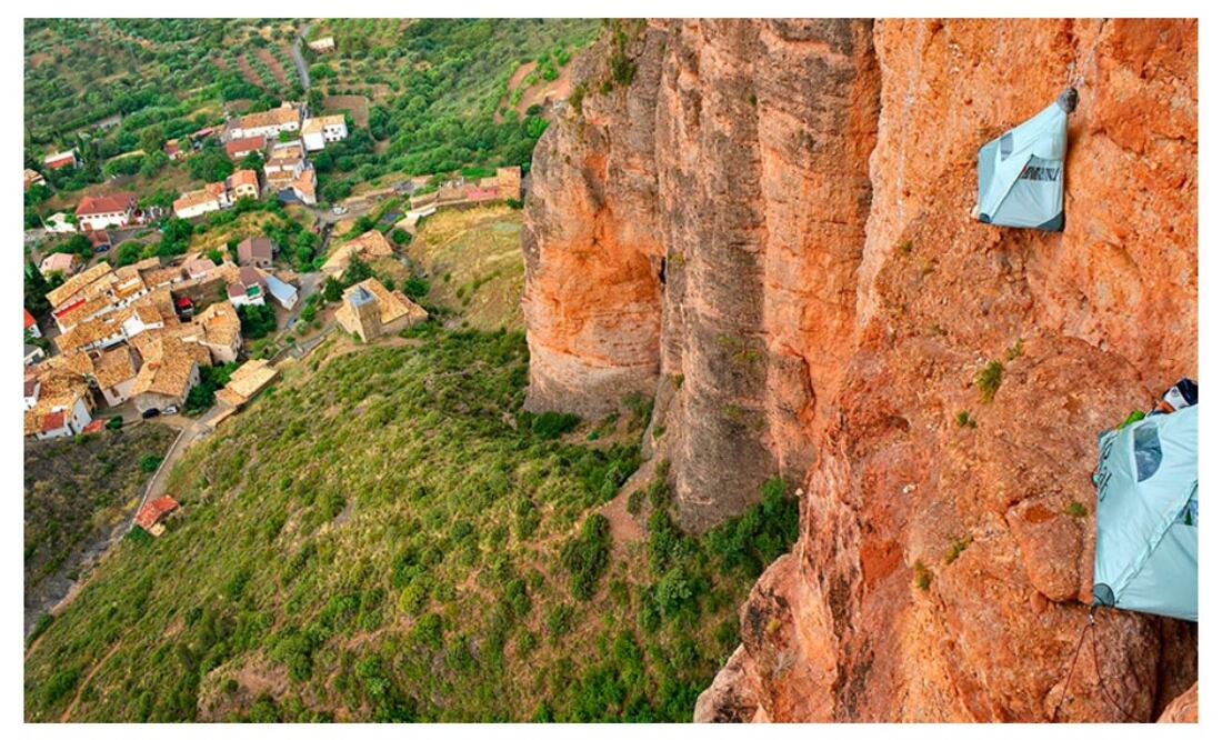 Para llegar a tu habitación, debes escalar hasta ella acompañado de un guía. (Foto: Rab Riglos)