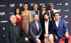 Gael García Bernal estrena en Toronto "Hombre al agua", su nueva película como director y actor junto a Ricky Martin