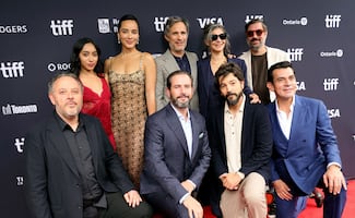 Gael García Bernal estrena en Toronto "Hombre al agua", su nueva película como director y actor junto a Ricky Martin