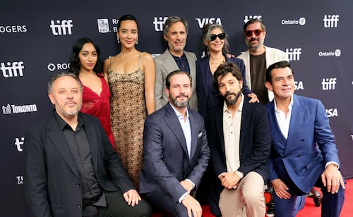 Gael García Bernal estrena en Toronto "Hombre al agua", su nueva película como director y actor junto a Ricky Martin