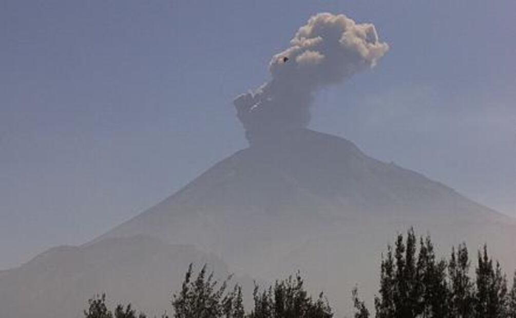Volcán Popocatépetl exhala fumarola de más de dos kilómetros