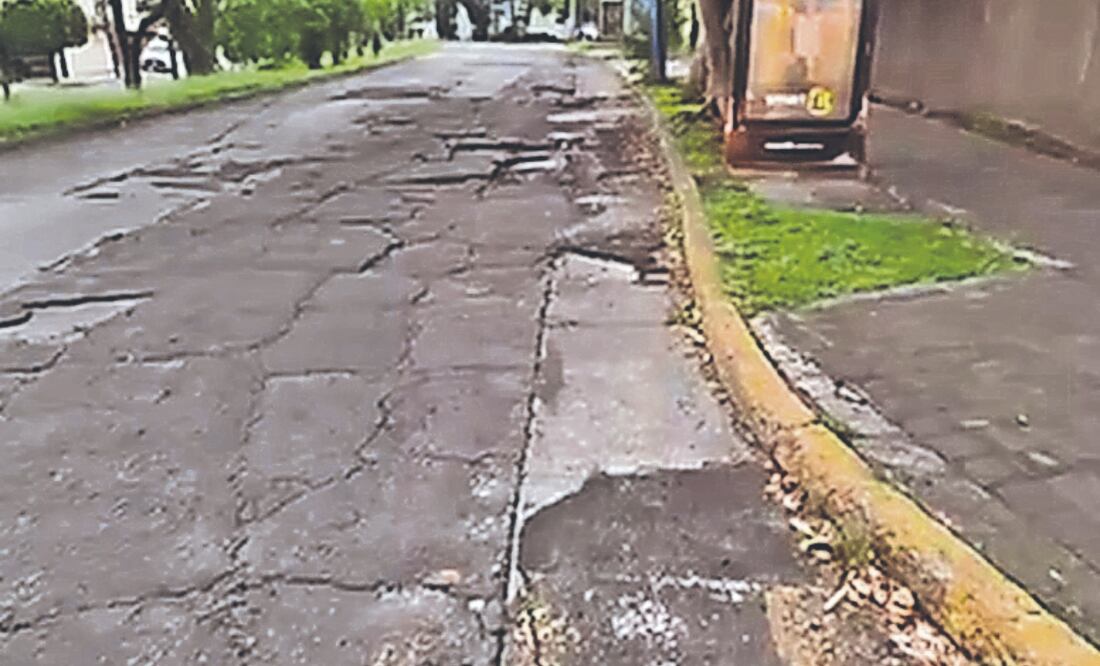 En al menos ocho calles se han detectado una gran cantidad de baches, comentaron vecinos. Foto Especial