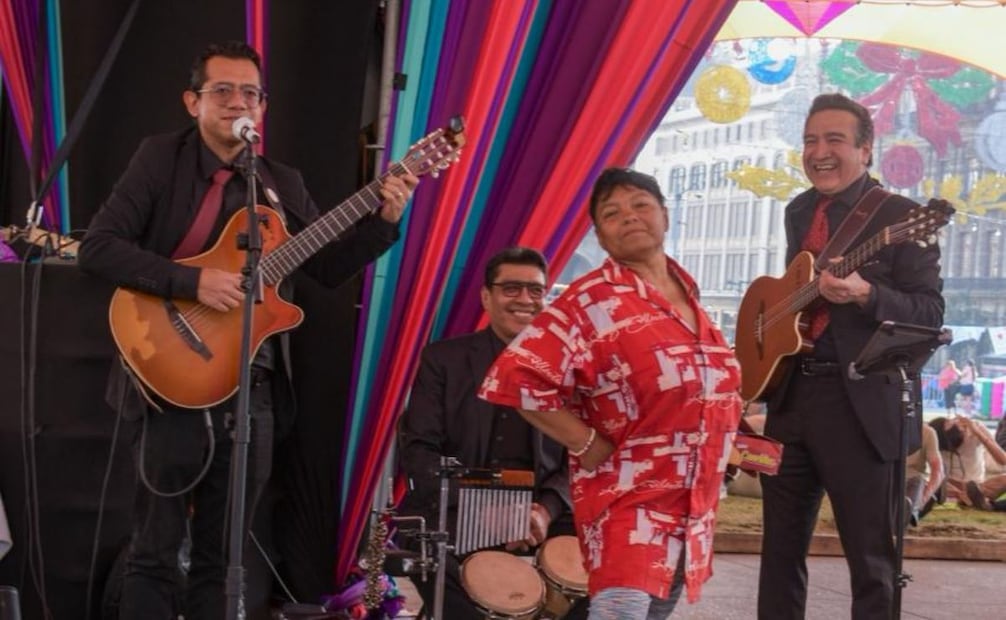 Personas disfrutan de la música en vivo en el Zócalo de la CDMX (15/02/2026). Foto: Santiago Cadena / EL UNIVERSAL